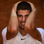 Alcaraz se lleva las manos a la cabeza después de derrotar a Nadal en los cuartos del Mutua Madrid Open