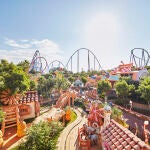 Vista panorámica de una zona del parque, con la silueta del mítico Dragon Khan de fondo