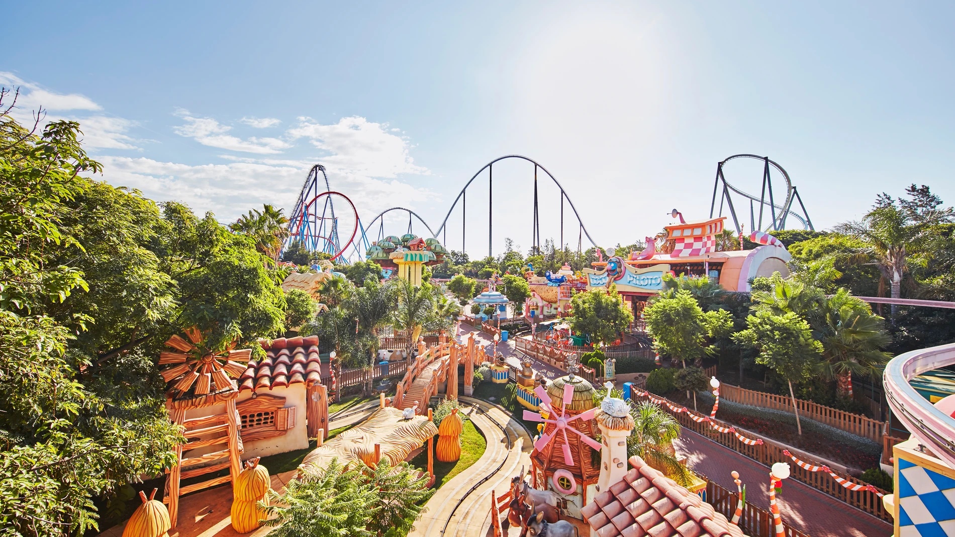 Vista panorámica de una zona del parque, con la silueta del mítico Dragon Khan de fondo