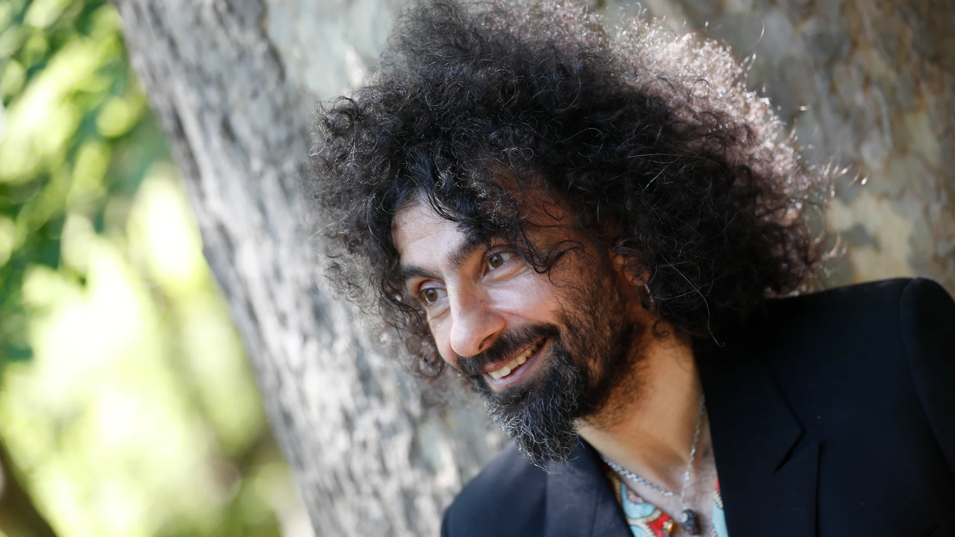 MADRID, 06/05/2022.- El músico Ara Malikian, que ha ideado la propuesta de una nueva edición de los Paseos Musicales del Real Jardín Botánico de Madrid, cuenta a Efe que ha "traducido los ruidos de la naturaleza en música". EFE/Javier Lizón