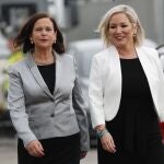 La líder del Sinn Fein, Mary Lou McDonald, a la izquierda, y su número dos Michelle O'Neill a su llegada este fin de semana al centro de recuento de votos en Belfast