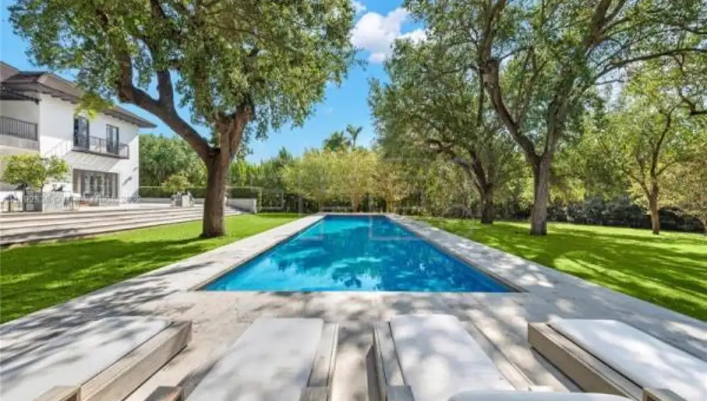 Piscina y zona de relax de la casa a la venta de Elle Macpherson.
