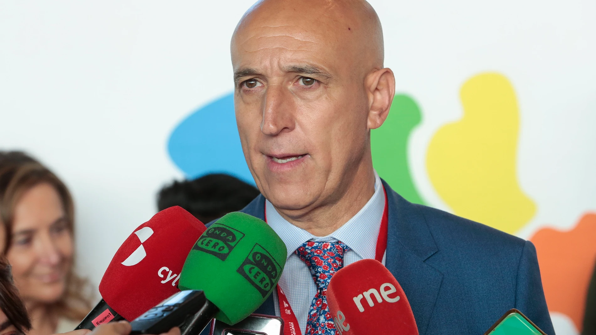 El alcalde de León y secretario general electo de la Agrupación Local del Partido Socialista de León , José Antonio Diez, atiende a los medios de comunicación
