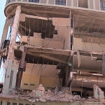 Destrozos en la fachada de la edificación tras una explosión en Hotel Saratoga, en la capital cubana.