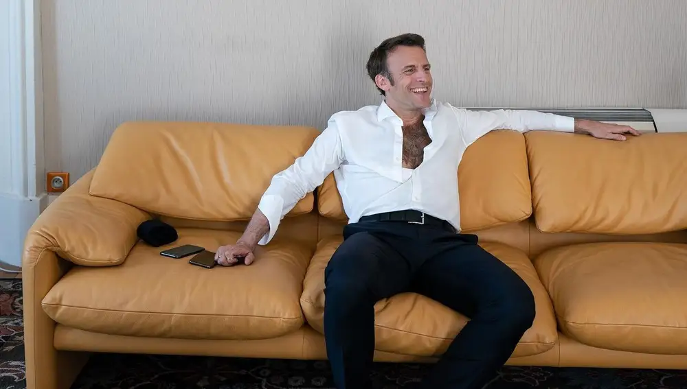 En plena campaña electoral francesa, Macron decidió cambiar su imagen y dar otra más varonil y se fotografió un sofá mostrando pelambrera