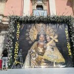 Lona con la foto de la Virgen en el lugar donde todos los años se ponía el tapiz de flores