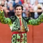 SEVILLA, 07/05/2022.- El diestro Morante de la Puebla tras su segundo, al que cortó dos orejas, durante el decimotercer festejo de abono de la Feria de Abril celebrado hoy sábado en la Real Maestranza de Sevilla. EFE/Raúl Caro