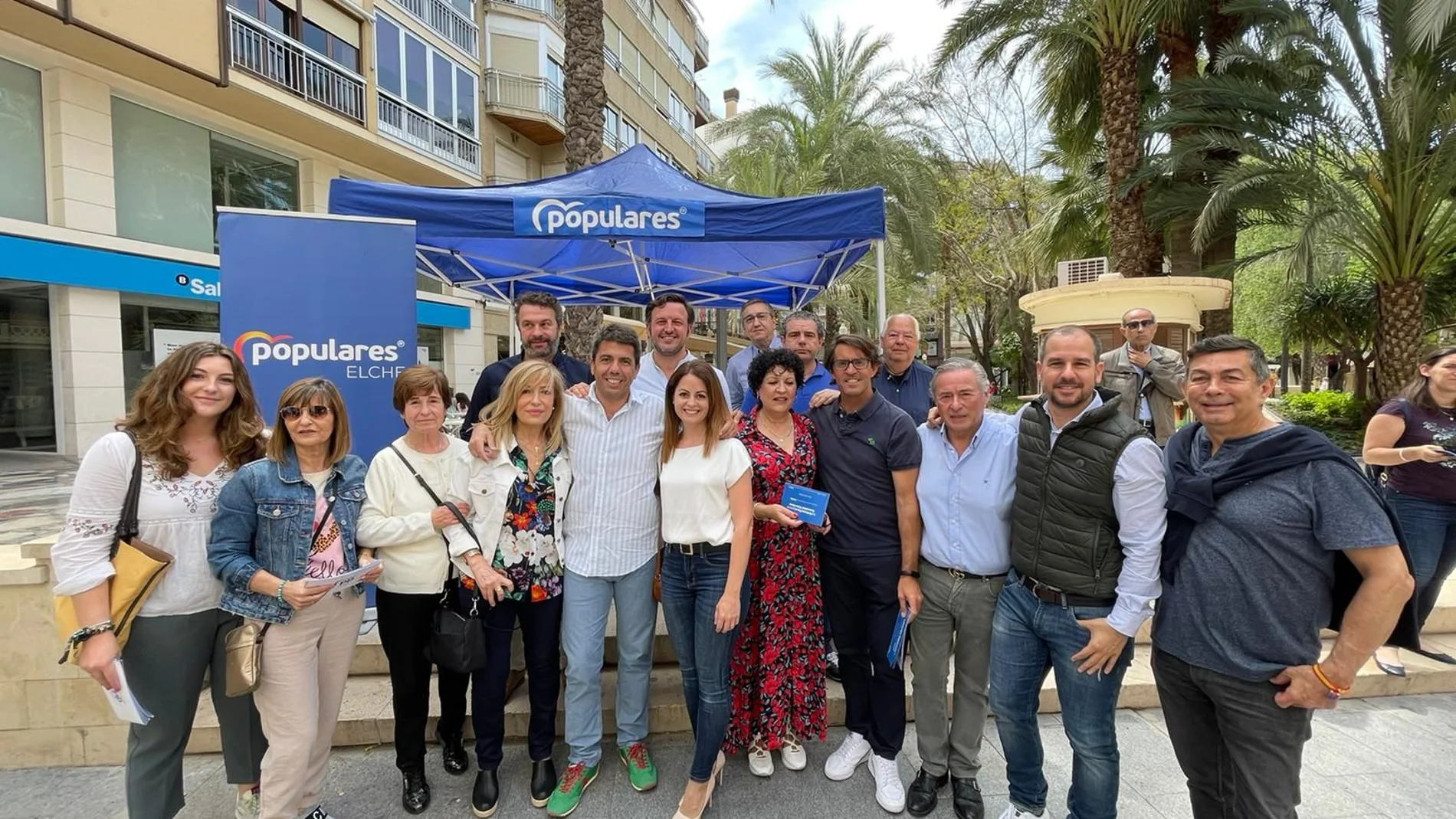 Mazón, junto a simpatizantes y cargos del partido