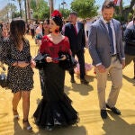 La líder de Ciudadanos, Inés Arrimadas (c) vista el recinto ferial de Jerez de la Frontera este domingo, feria que comenzó anoche con el encendido del alumbrado. EFE/David Arjona