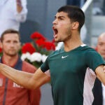 Carlos Alcaraz celebra su victoria en la final del Mutua Madrid Open