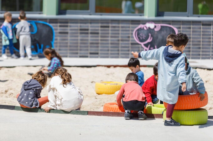 Niños jugando en el Colegio Rural Agrupado Los Llanos