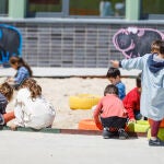 Niños jugando en el Colegio Rural Agrupado Los Llanos