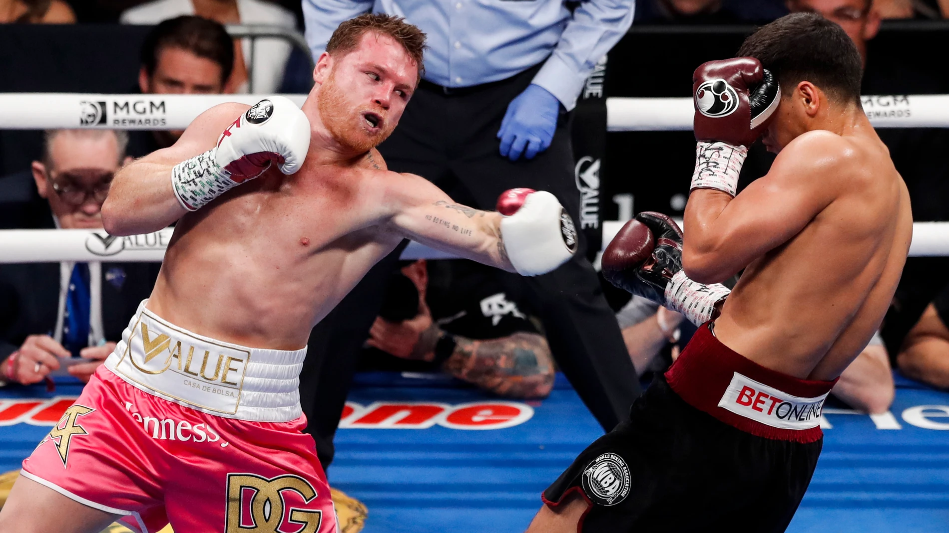 Saul 'Canelo' Alvarez frente a Dmitry Bivol
