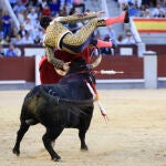 MADRID, 08/05/2022.- El diestro Álvaro Lorenzo es volteado por su segundo toro en el primer festejo taurino de la Feria de San Isidro, hoy domingo en la Monumental de Las Ventas, en Madrid. EFE/FERNANDO ALVARADO