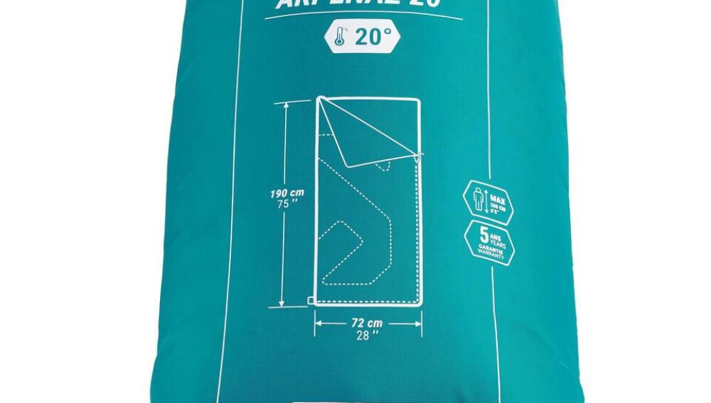El saco de dormir barato por excelencia, de la marca Quechua de Decathlon