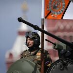 Un militar ruso en un vehículo militar durante el desfile del Día de la Victoria en Moscú