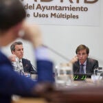 El concejal de Cs y presidente de la comisión, Santiago Saura y el alcalde de Madrid, José Luis Martínez-Almeida, en la última sesión de la comisión de investigación municipal sobre el presunto espionaje a la presidenta de la Comunidad de Madrid, a 9 de mayo de 2022