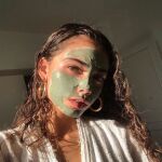 Imagen de mujer con mascarilla facial.