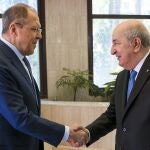 Abdelmadjid Tebboune con el ministro de Asuntos exteriores de Rusia Sergey Lavrov (Russian Foreign Ministry Press Service via AP)