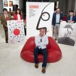 El ilustrador José Luis Segovia posa con el cartel ganador de la 67 edición junto a óscar Puente, Ana Redondo y Javier Angulo