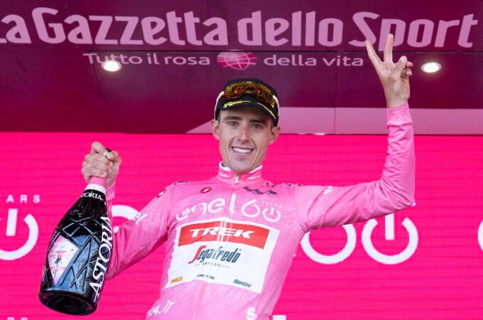 Juanpe López, en el podio, con el maillot rosa de líder