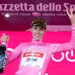 Juanpe López, en el podio, con el maillot rosa de líder