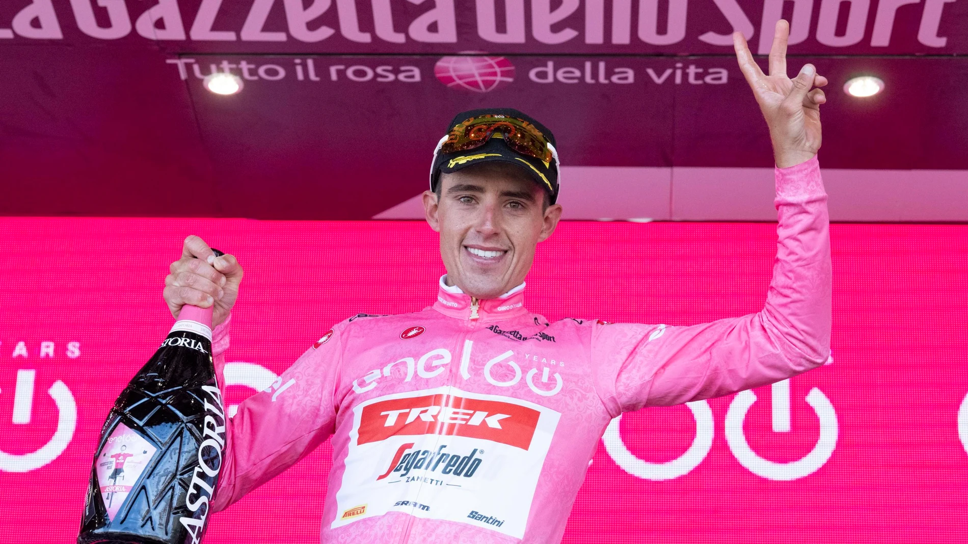 Juanpe López, en el podio, con el maillot rosa de líder