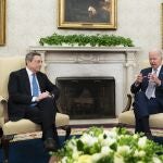 El "premier" italiano Mario Draghi y el presidente Joe Biden, en el Despacho Oval