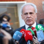 El consejero de Sanidad de la Comunidad de Madrid, Enrique Ruíz Escudero, atiende a la prensa durante la inauguración del servicio de Urgencias del Hospital Vithas Madrid La Milagrosa. EFE/ David Fernández