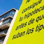 Cartel publicitario de Idealista que reza "consigue tu hipoteca antes de que suban los tipos"