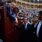 El alcalde de Madrid, José Luis Martínez Almeida (c), a su llegada al festejo taurino de San Isidro con los diestros Morante de la Puebla, El Juli y Pablo Aguado y los toros de Álvaro Martínez Conradi, este miércoles en la Monumental de Las Ventas en Madrid.