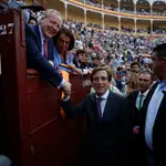El alcalde de Madrid, José Luis Martínez Almeida (c), a su llegada al festejo taurino de San Isidro con los diestros Morante de la Puebla, El Juli y Pablo Aguado y los toros de Álvaro Martínez Conradi, este miércoles en la Monumental de Las Ventas en Madrid.
