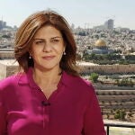 Fotografía sin fecha facilitada por la cadena Al Jazeera el 11 de mayo de 2022 que muestra a la periodista de Al Jazeera Shireen Abu Akleh de pie con la Ciudad Vieja de Jerusalén al fondo.