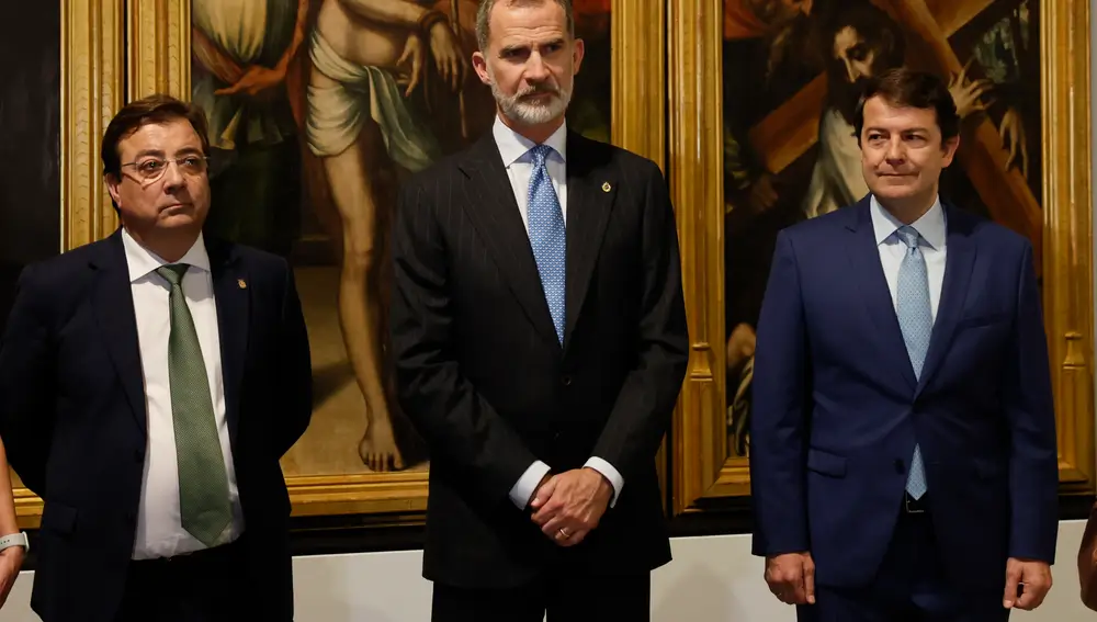 El rey Felipe VI (C), posa junto al presidente de la Junta de Extremadura, Guillermo Fernández Vara (i), y el presidente de Castilla y León, Alfonso Fernández Mañueco (d), durante la inauguración de la XXVI edición de la exposición de Las Edades del Hombre, que abre sus puertas en la catedral de Plasencia (Cáceres)