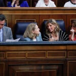 El presidente del Gobierno, Pedro Sánchez (i) junto a las vicepresidentas Nadia Calviño (3d), Yolanda Díaz (2d) y Teresa Ribera (d) en la sesión de control al gobierno