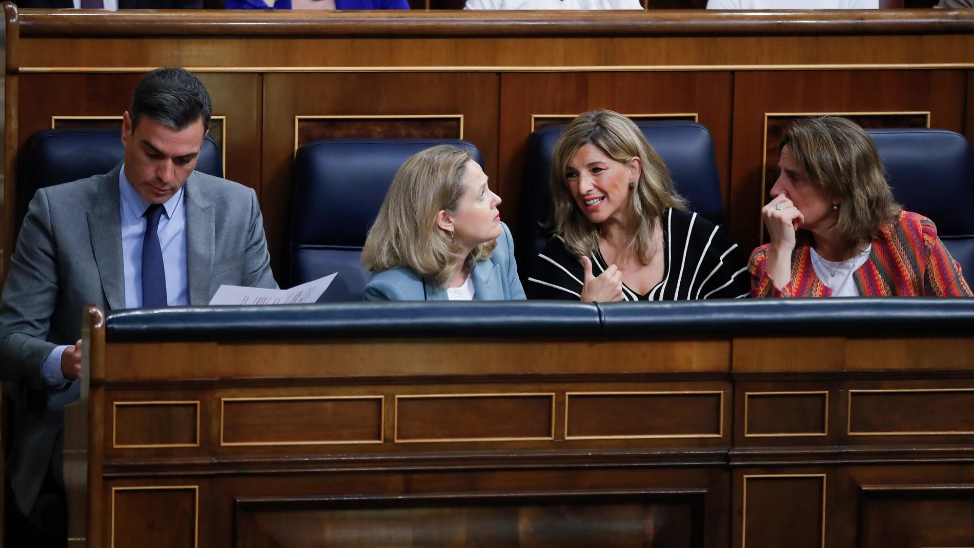 El presidente del Gobierno, Pedro Sánchez (i) junto a las vicepresidentas Nadia Calviño (3d), Yolanda Díaz (2d) y Teresa Ribera (d) en la sesión de control al gobierno