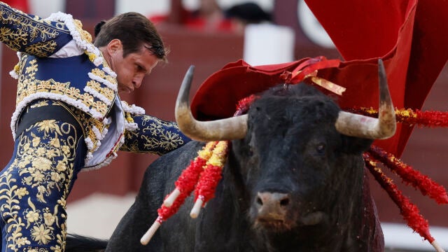 Tremendo pase de pecho de El Juli al quinto en LAs Ventas