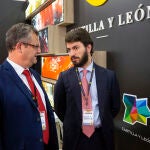El vicepresidente, Juan García-Gallardo, conversa con el consejero de Agricultura, Gerardo Dueñas, en su visita a la Feria Fenavin