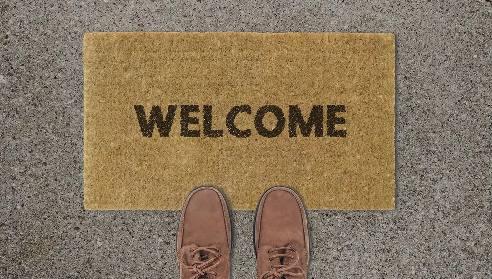 Colocar un felpudo fuera y otro dentro de la vivienda evita que el polvo de los zapatos entre en casa