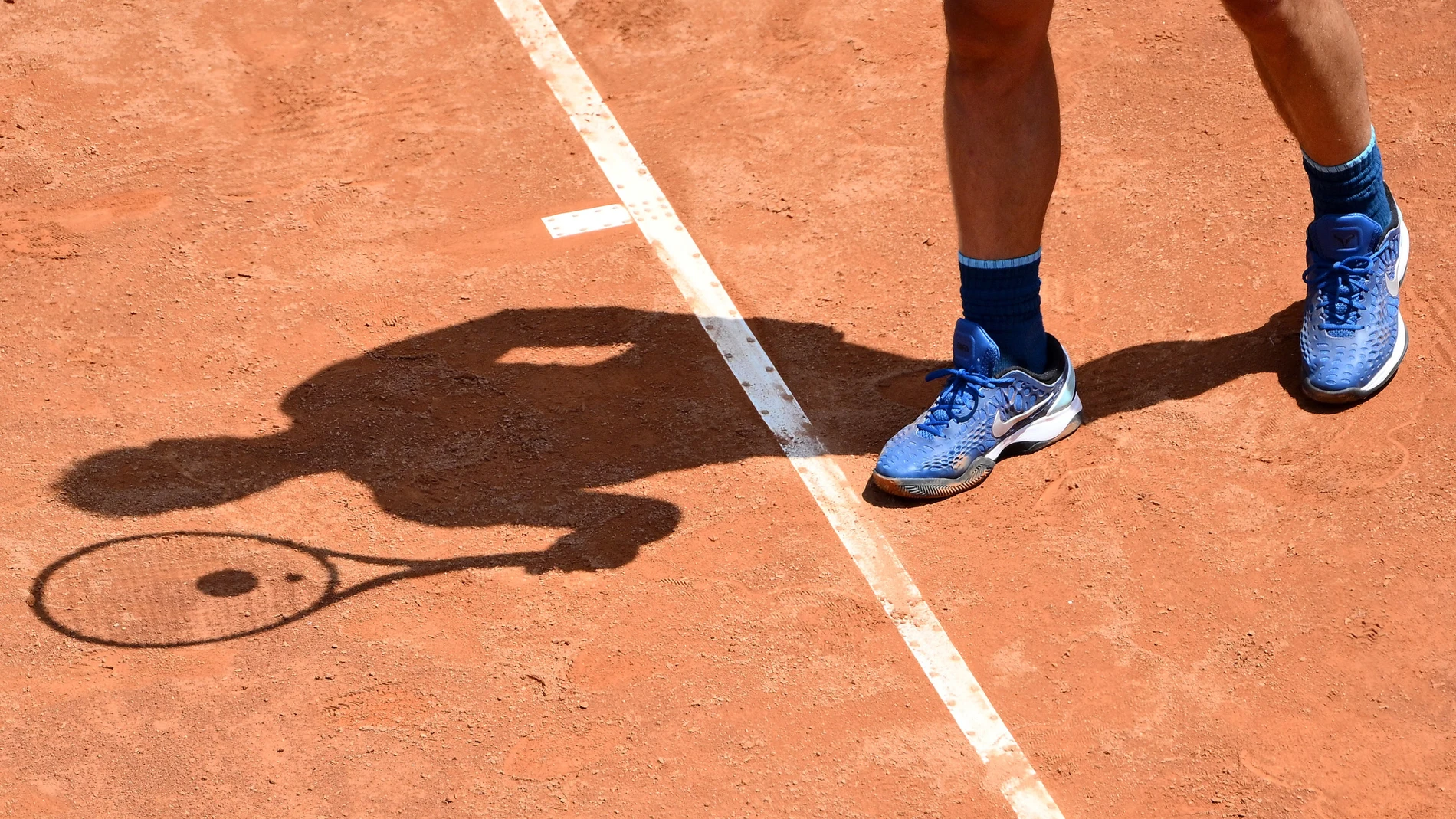 Rafa Nadal, antes de sacar en su partido del Masters 1.000 de Roma contra Isner