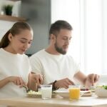 El protocolo dicta que no podemos apoyar los codos si hay comida en la mesa. Únicamente podemos apoyar los antebrazos | Fuente: Dreamstime