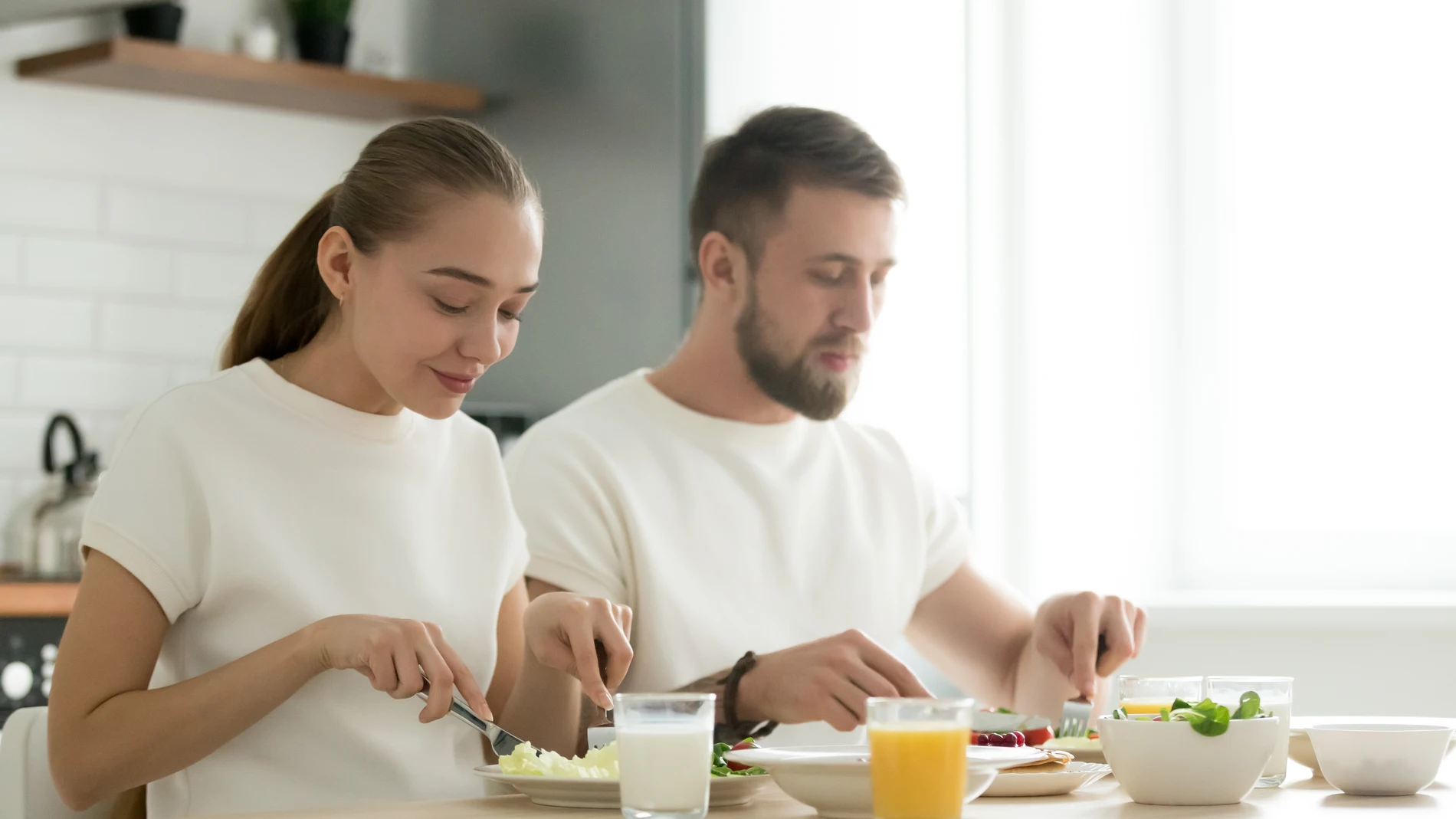 El protocolo dicta que no podemos apoyar los codos si hay comida en la mesa. Únicamente podemos apoyar los antebrazos | Fuente: Dreamstime