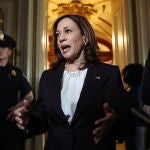 La vicepresidenta Kamala Harris tras la votación en el Senado