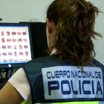 Una agente de la unidad Científica de la Policía Nacional en una imagen de archivo.