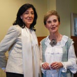 La nueva directora del Centro Nacional de Inteligencia (CNI), Esperanza Casteleiro, y a la directora destituida, Paz Esteban, posan durante la toma de posesión de los nuevos altos cargos