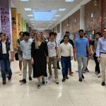 La diputada del PP Elisa Vigil, junto a un grupo de estudiantes en la UCM