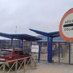 La frontera del Tarajal que separa Ceuta de Marruecos se est&aacute; acondicionando y preparando en estos &uacute;ltimos d&iacute;as para su reapertura al paso de personas y veh&iacute;culos, despu&eacute;s de permanecer cerrada desde el 13 de marzo del 2020 a causa de la pandemia del coronavirus. EFE/Reduan Dris