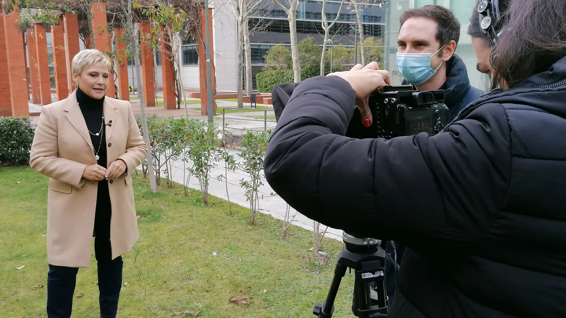 La periodista barcelonesa, directora y presentadora de Equipo de Investigación, Gloria Serra, durante el rodaje de Deep Soria