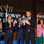 Máximo Huerta, ganador del Fernando Lara de Novela, junto a Sonia Gaya, José Creuheras, Juanma Moreno y Olga Sánchez