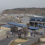 La frontera del Tarajal que separa Ceuta de Marruecos se está acondicionando y preparando en estos últimos días para su reapertura al paso de personas y vehículos, después de permanecer cerrada desde el 13 de marzo del 2020 a causa de la pandemia del coronavirus